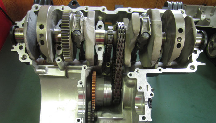 オーバーホール中のXJR1300エンジン
