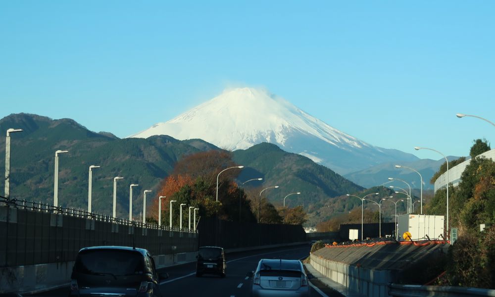 旅の途中、雪景色の富士山が見えました。