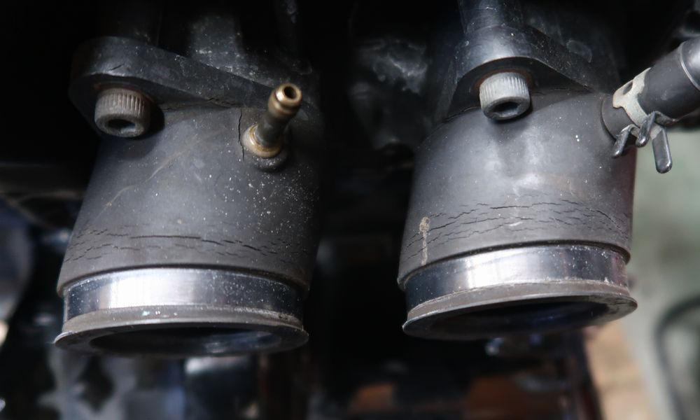 XJR1300のひび割れたインシュレーター