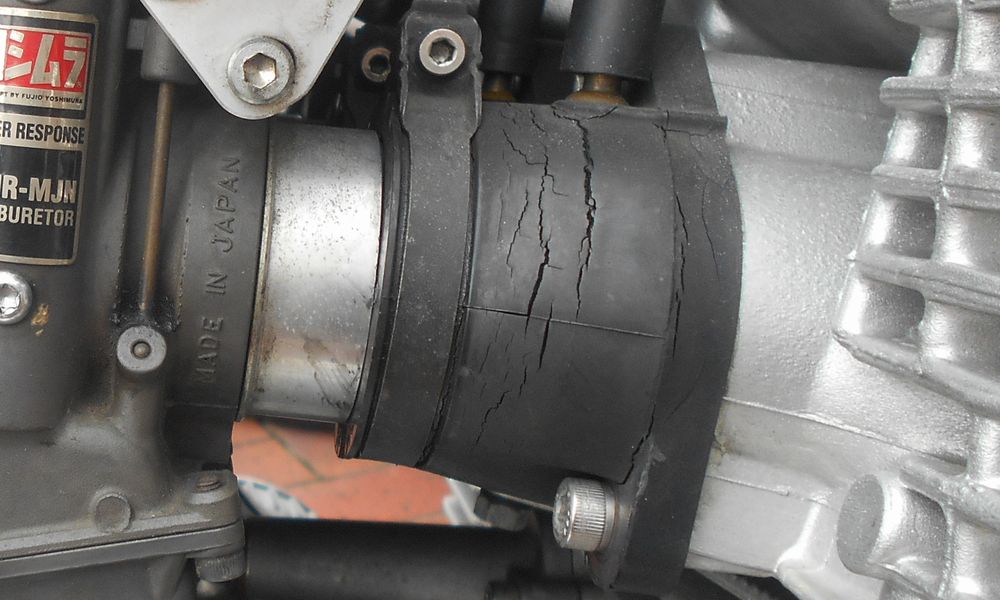 XJR1300のひび割れたインシュレーター