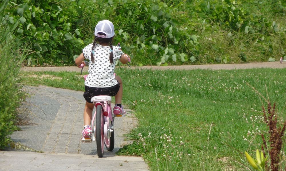 自転車に乗る子供
