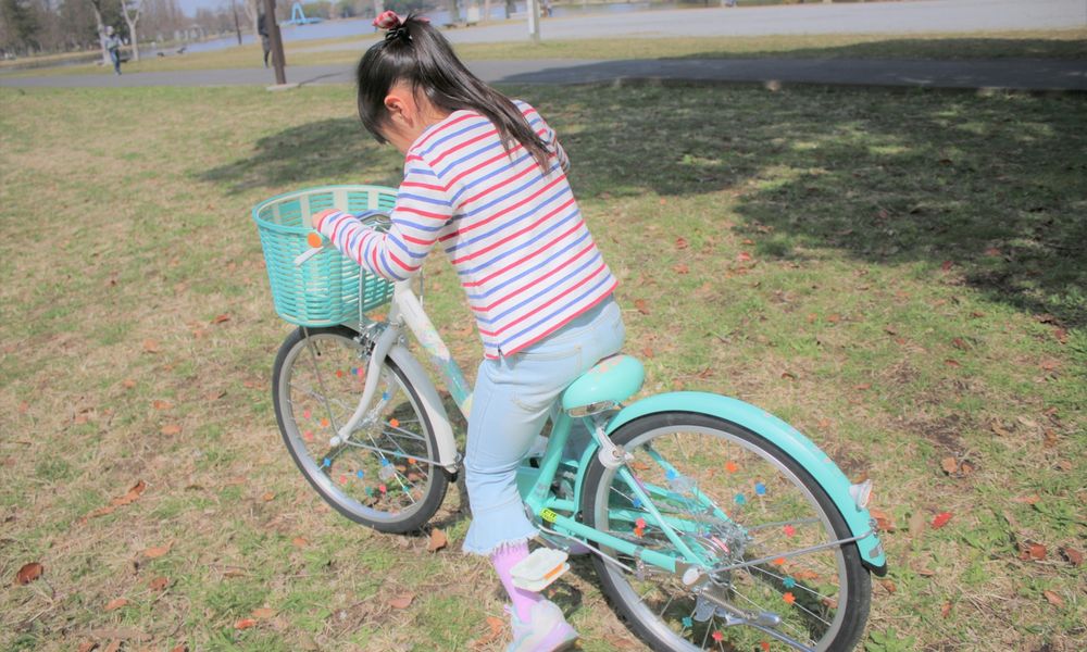 自転車に乗る子供