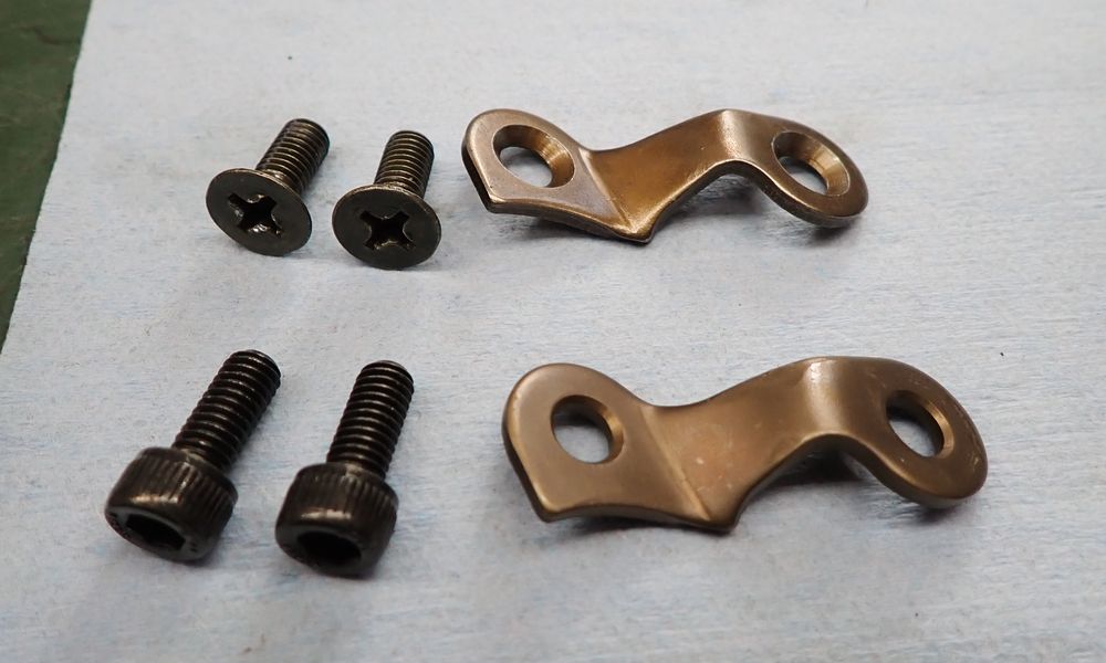 シフトカムのストッパプレートと、取り付けボルト