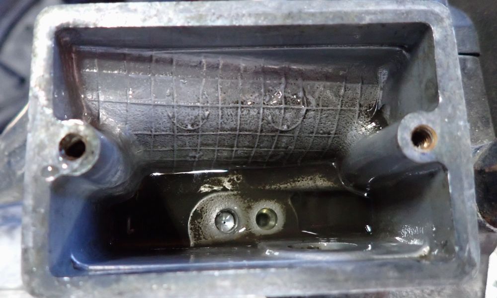 クラッチ側のオイルタンク