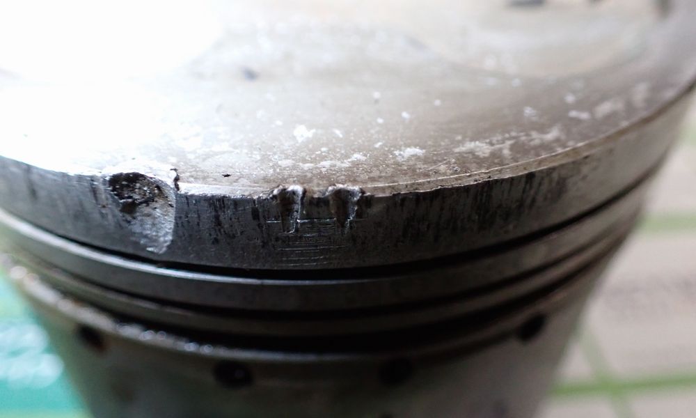 デトネーションでダメージを受けた、純正ピストン