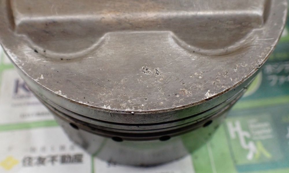 デトネーションでダメージを受けた、純正ピストン