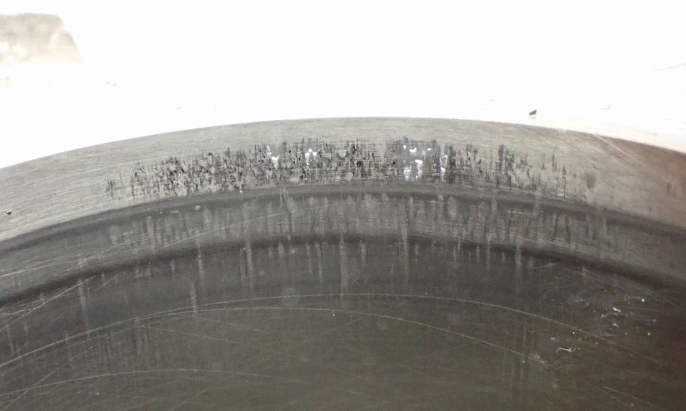 デトネーションでダメージを受けたシリンダー