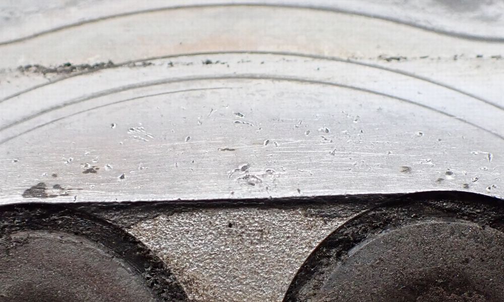 デトネーションでダメージを受けたシリンダーヘッド