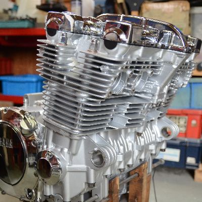 シルバー塗装されたエンジン