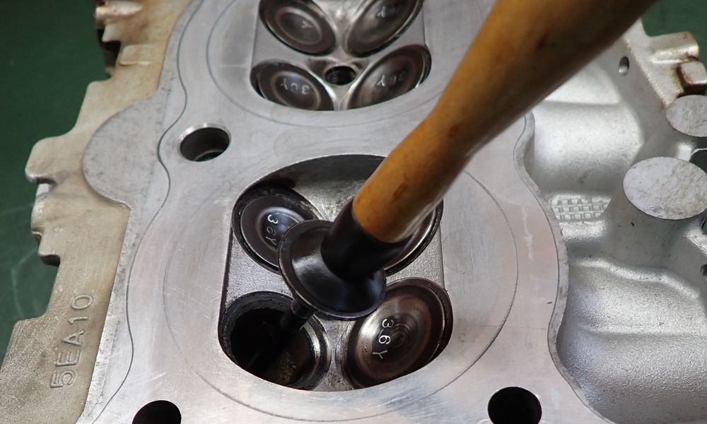 バルブのすり合わせ作業 バルブのすり合わせ作業