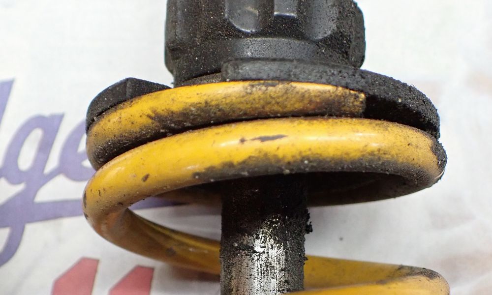 オイル漏れがひどいRサスペンション オイル漏れがひどいRサスペンション