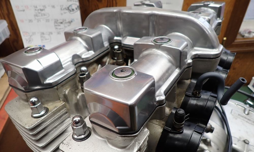 新品のヘッドカバーと取り付けボルト 新品のヘッドカバーと取り付けボルト